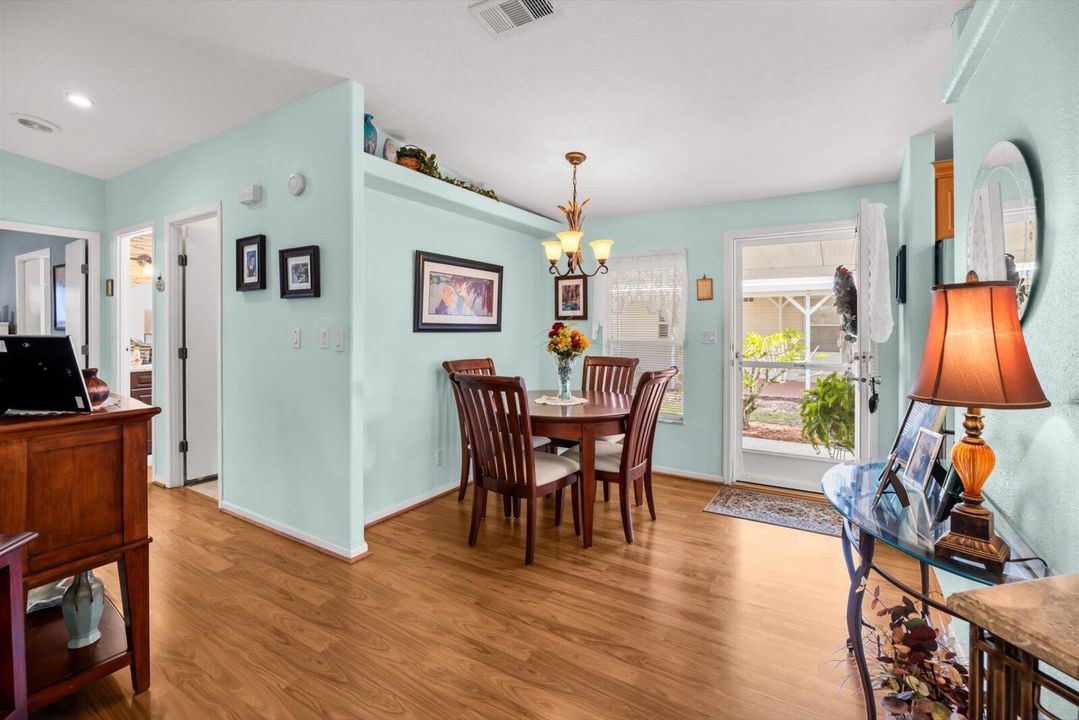 For Sale: $159,900 (2 beds, 2 baths, 1216 Square Feet)