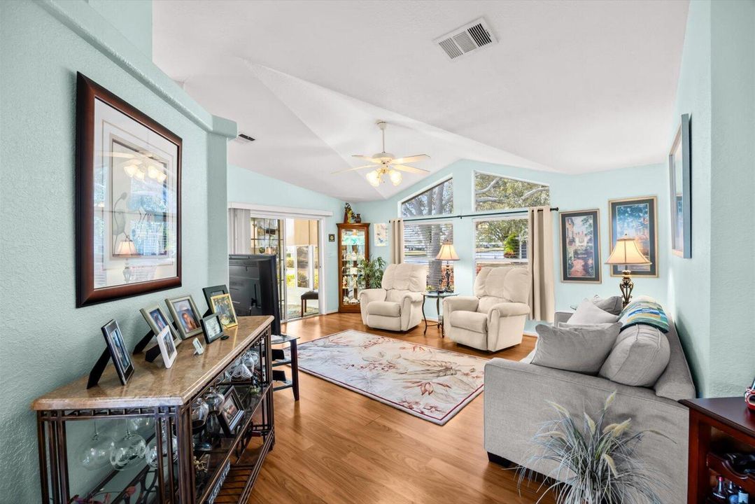 For Sale: $159,900 (2 beds, 2 baths, 1216 Square Feet)