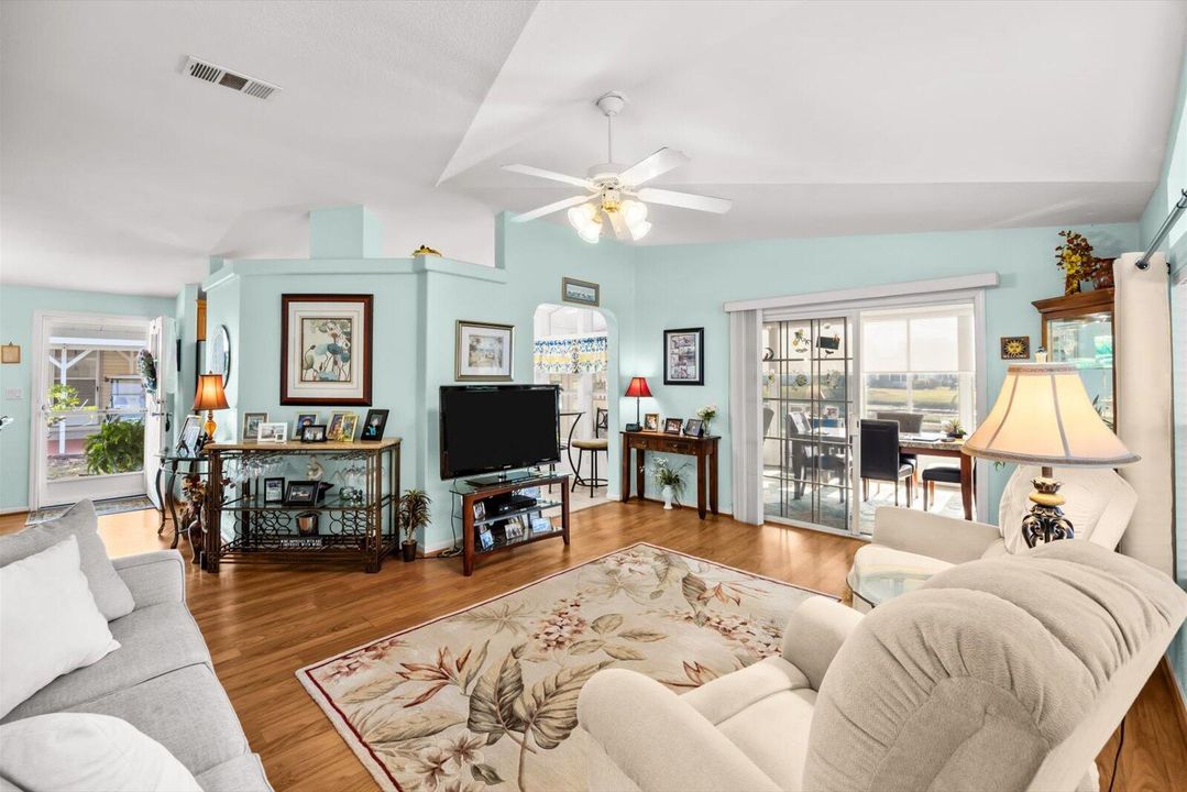 For Sale: $159,900 (2 beds, 2 baths, 1216 Square Feet)