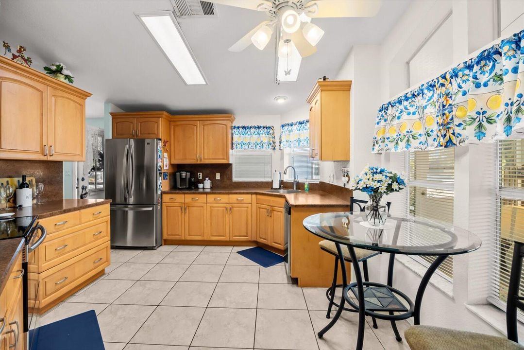 For Sale: $159,900 (2 beds, 2 baths, 1216 Square Feet)