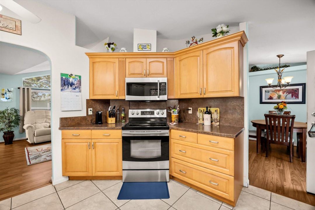 For Sale: $159,900 (2 beds, 2 baths, 1216 Square Feet)