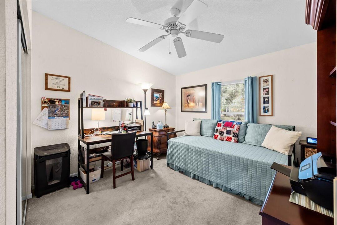 For Sale: $159,900 (2 beds, 2 baths, 1216 Square Feet)