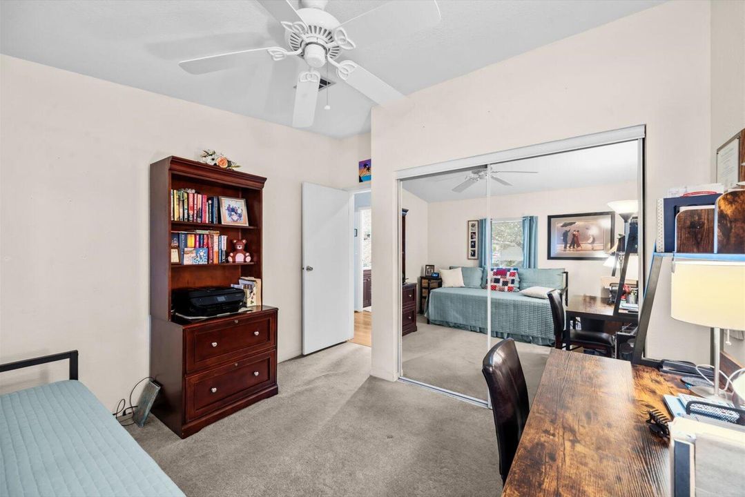 For Sale: $159,900 (2 beds, 2 baths, 1216 Square Feet)