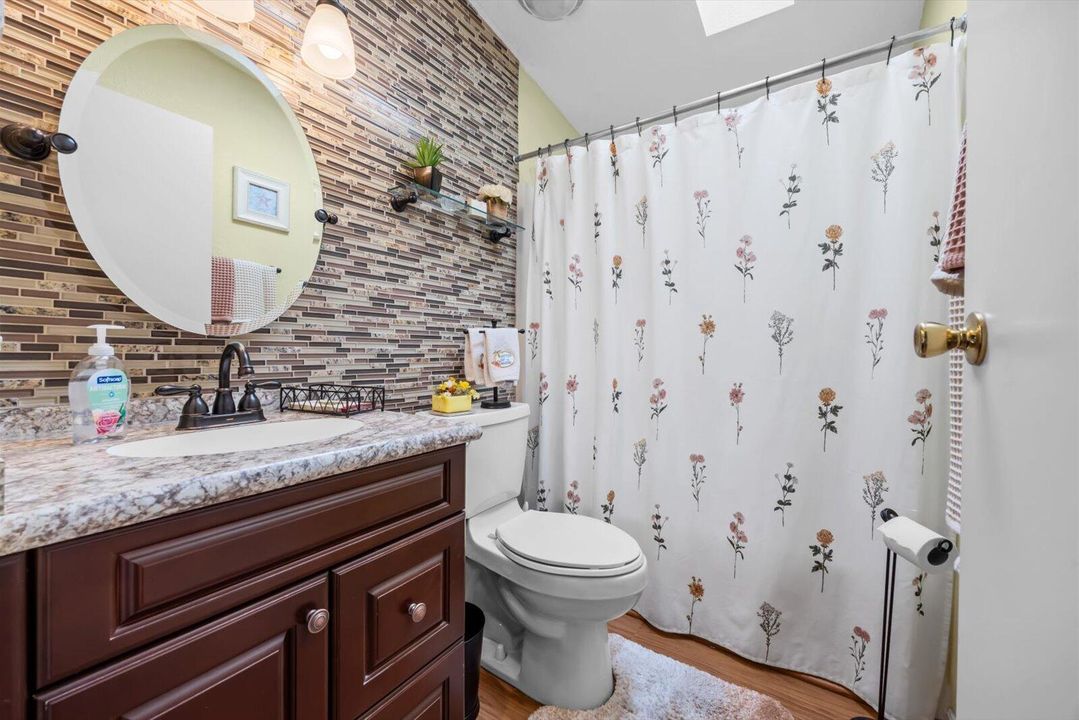 For Sale: $159,900 (2 beds, 2 baths, 1216 Square Feet)