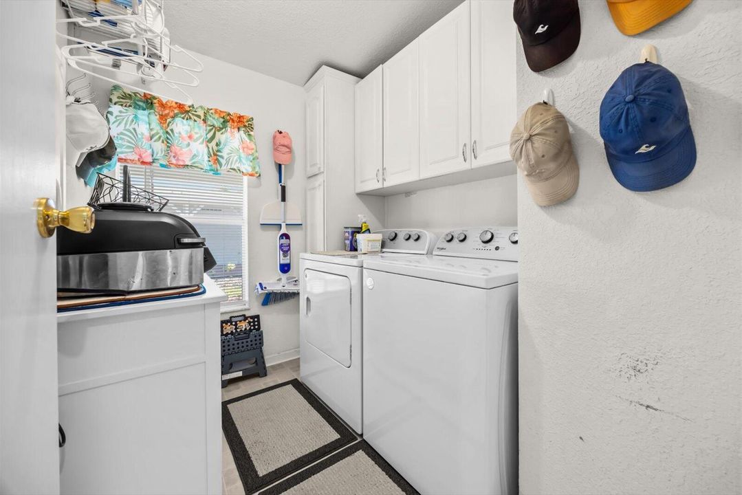 For Sale: $159,900 (2 beds, 2 baths, 1216 Square Feet)