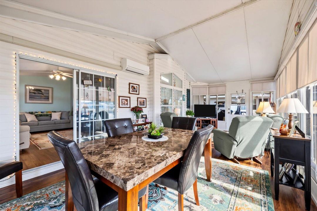 For Sale: $159,900 (2 beds, 2 baths, 1216 Square Feet)