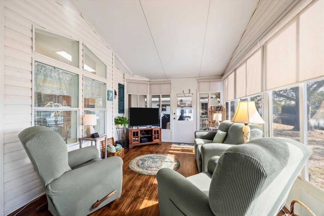 For Sale: $159,900 (2 beds, 2 baths, 1216 Square Feet)