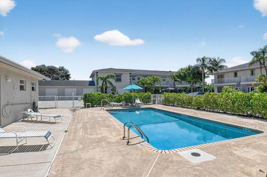 На продажу: $295,000 (2 спален, 2 ванн, 1176 Квадратных фут)