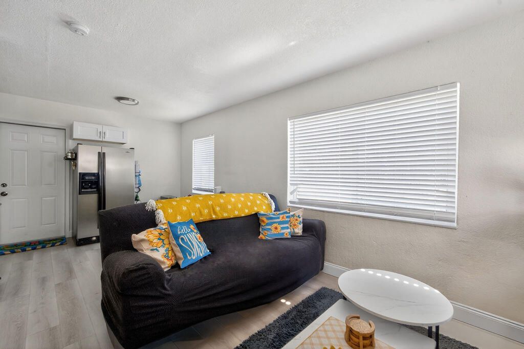 待售: $375,000 (4 贝兹, 2 浴室, 1100 平方英尺)