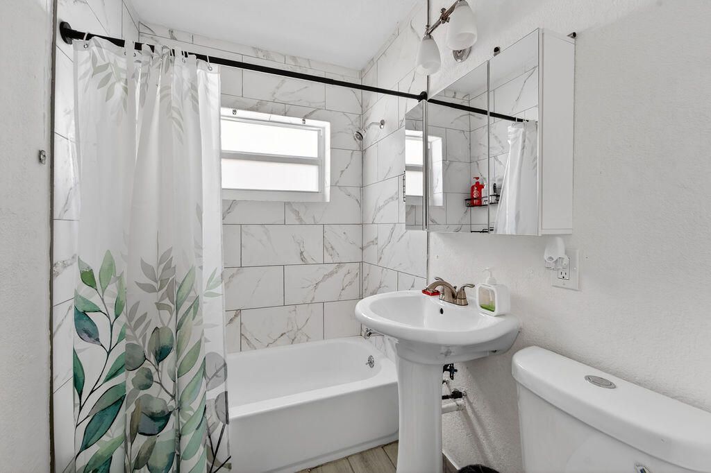 待售: $375,000 (4 贝兹, 2 浴室, 1100 平方英尺)