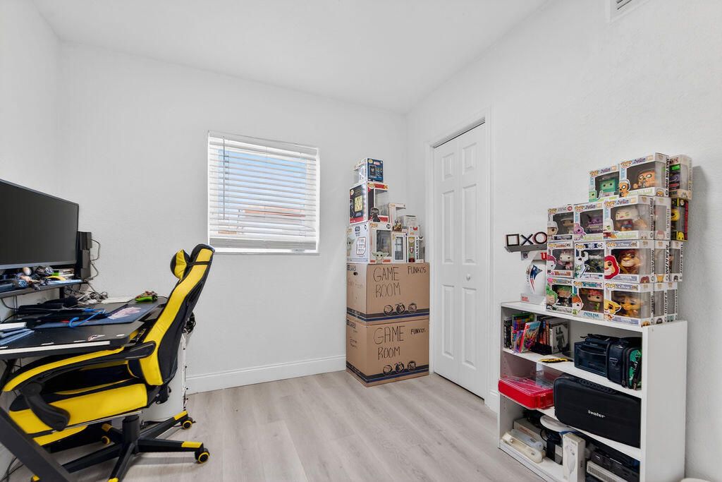 待售: $375,000 (4 贝兹, 2 浴室, 1100 平方英尺)