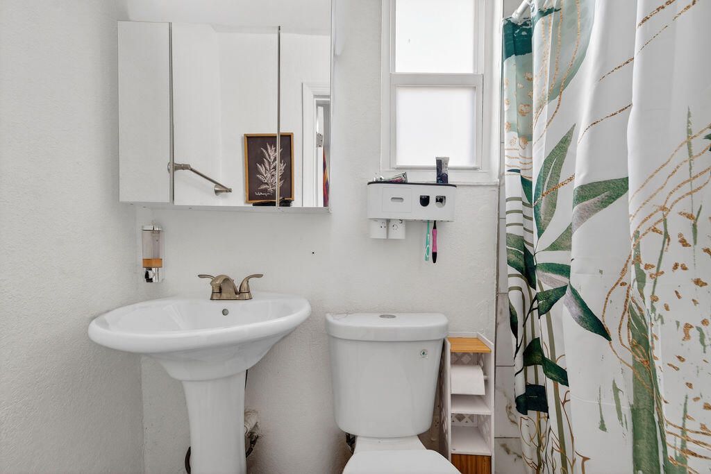 待售: $375,000 (4 贝兹, 2 浴室, 1100 平方英尺)