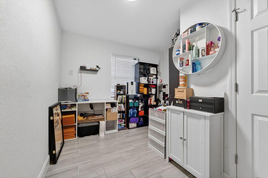 待售: $375,000 (4 贝兹, 2 浴室, 1100 平方英尺)