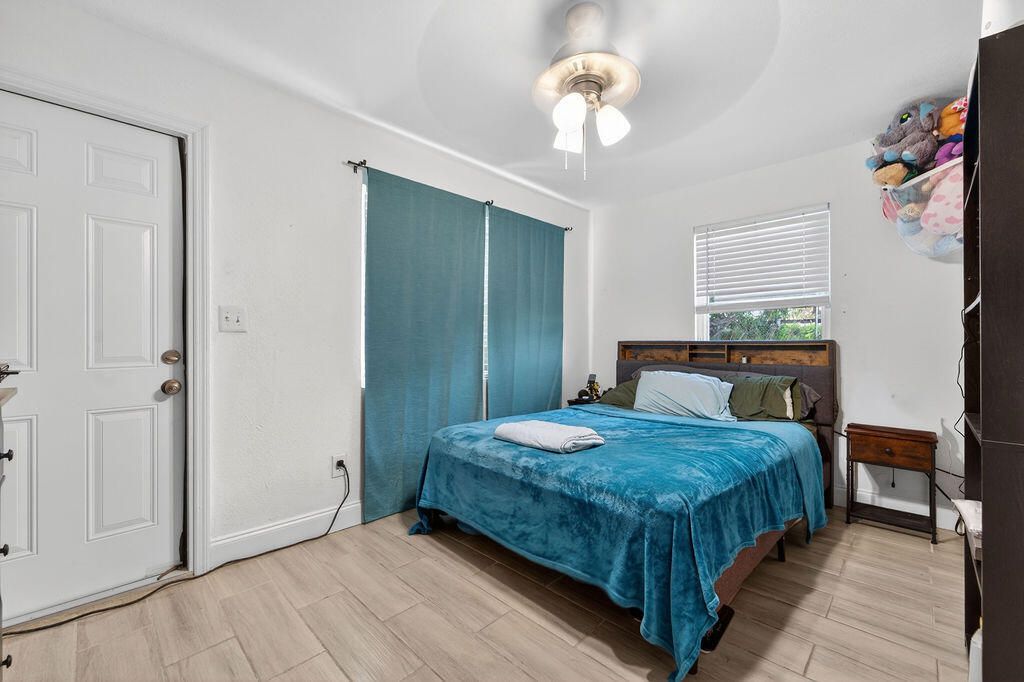 待售: $375,000 (4 贝兹, 2 浴室, 1100 平方英尺)