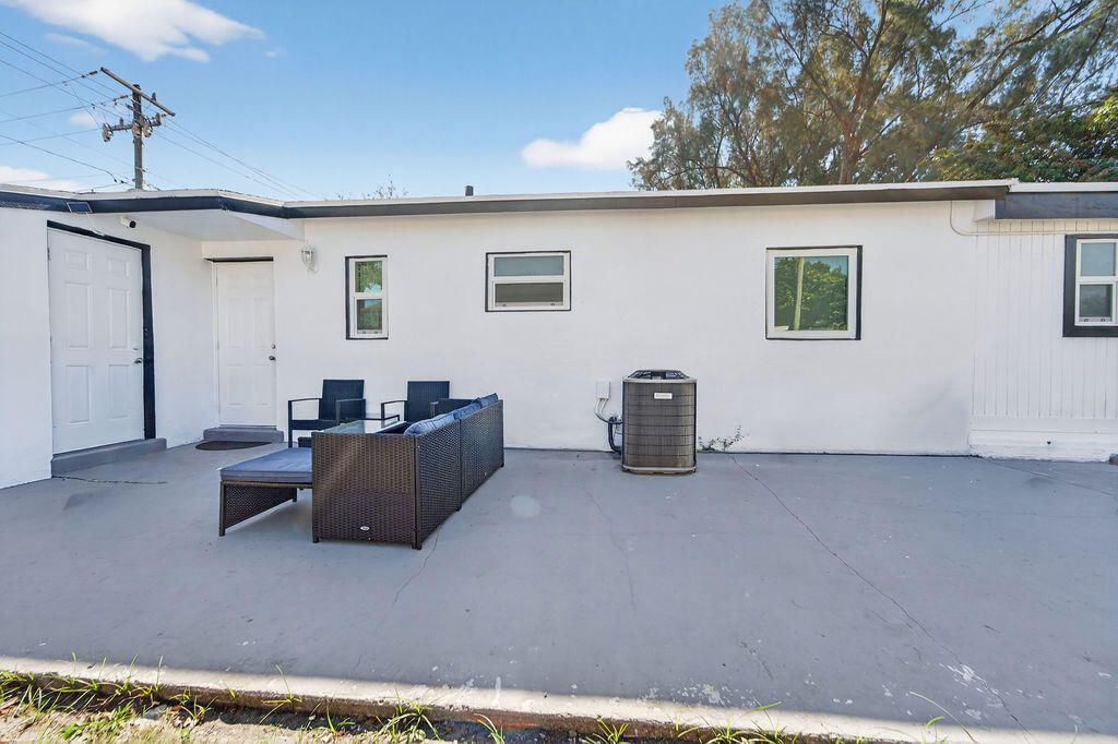 待售: $375,000 (4 贝兹, 2 浴室, 1100 平方英尺)