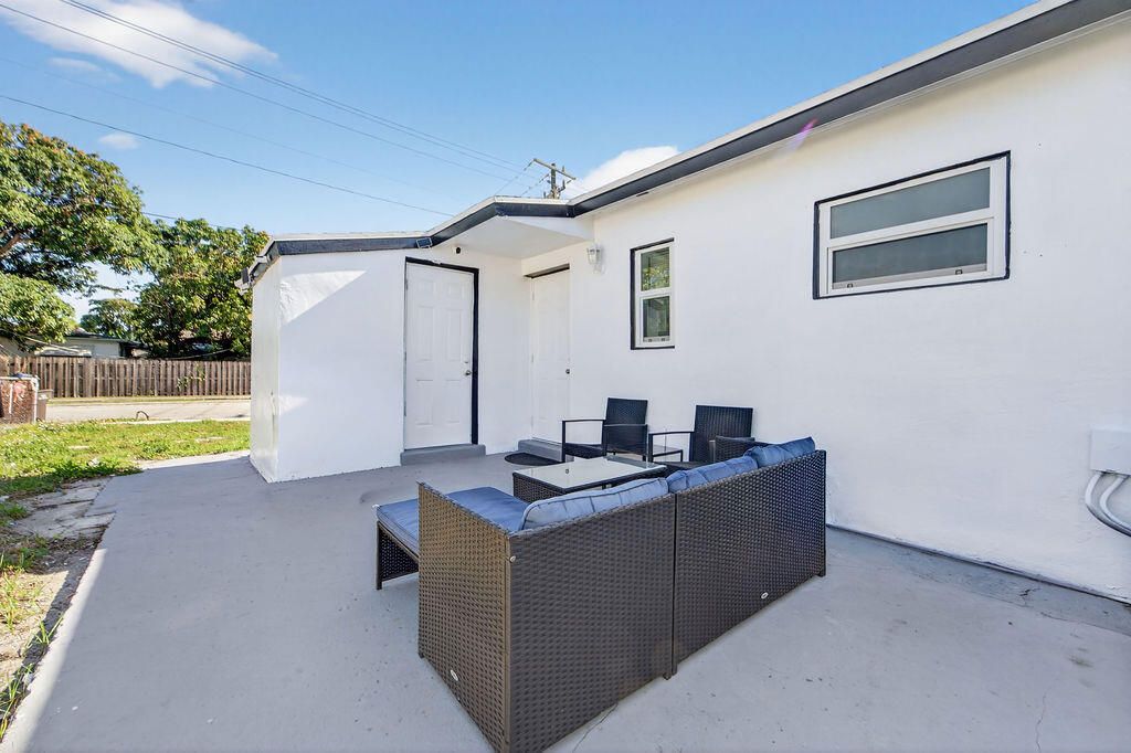 待售: $375,000 (4 贝兹, 2 浴室, 1100 平方英尺)