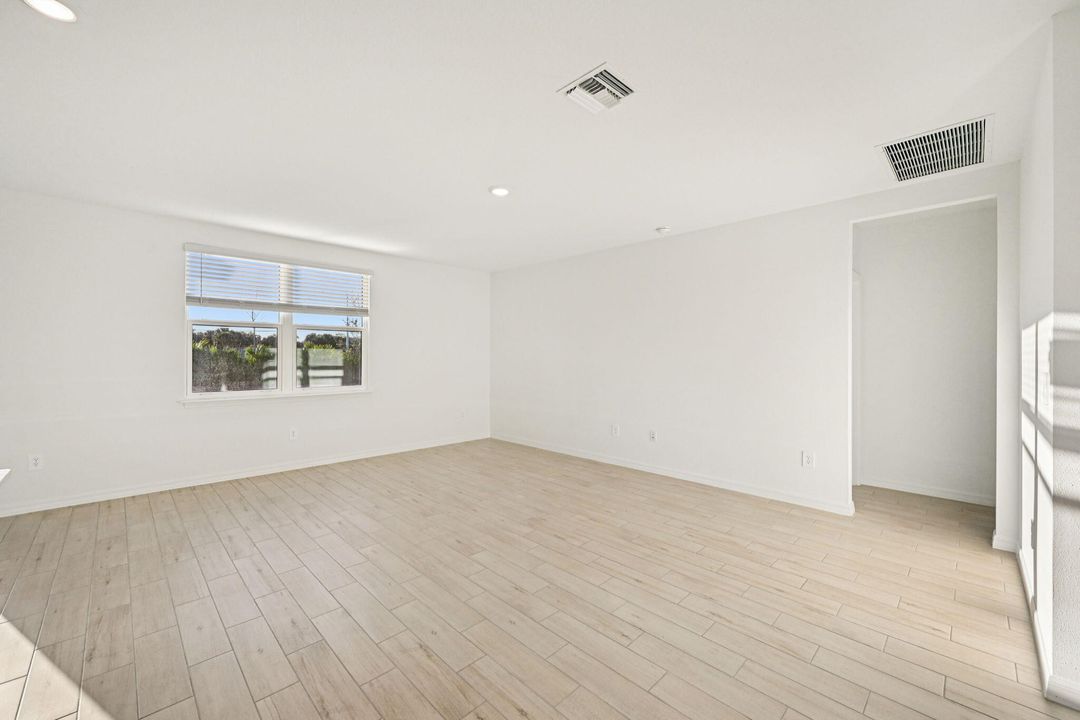 En Venta: $399,999 (4 camas, 3 baños, 1988 Pies cuadrados)