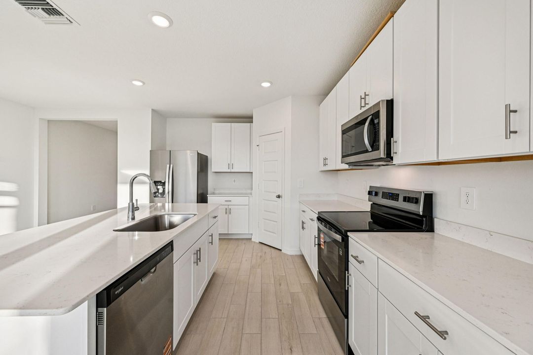 En Venta: $399,999 (4 camas, 3 baños, 1988 Pies cuadrados)