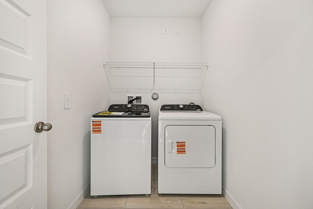 En Venta: $399,999 (4 camas, 3 baños, 1988 Pies cuadrados)