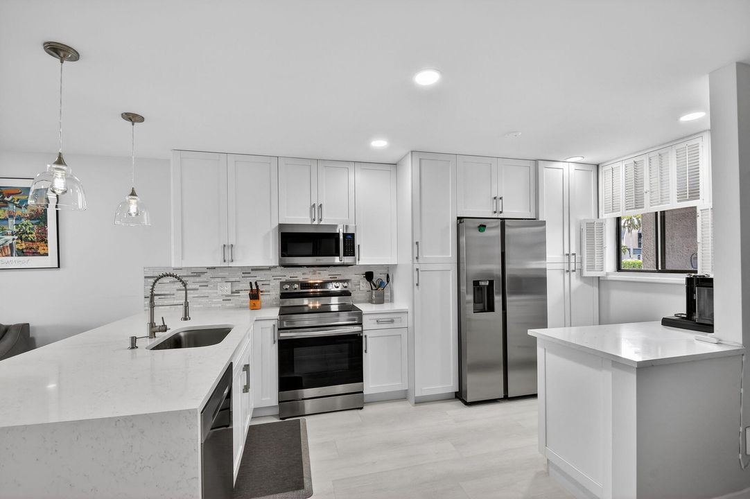 待售: $235,000 (2 贝兹, 2 浴室, 1005 平方英尺)