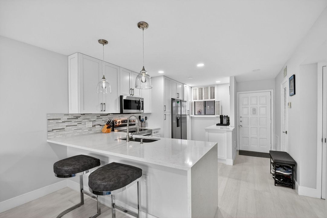 待售: $235,000 (2 贝兹, 2 浴室, 1005 平方英尺)