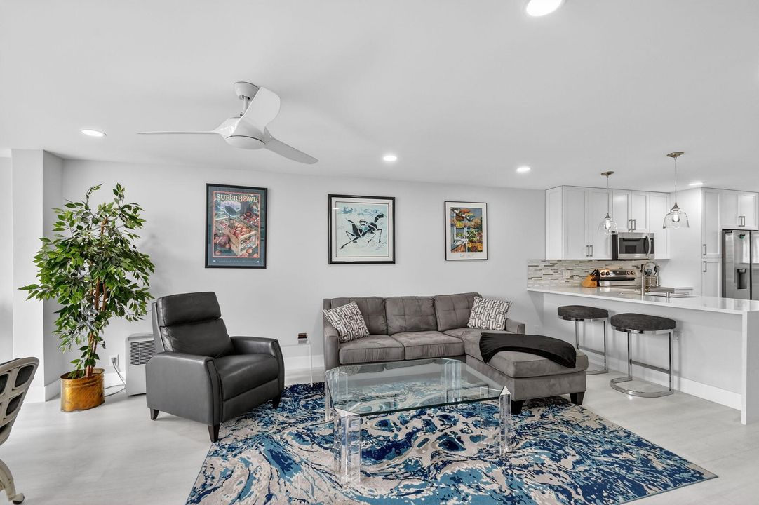 待售: $235,000 (2 贝兹, 2 浴室, 1005 平方英尺)