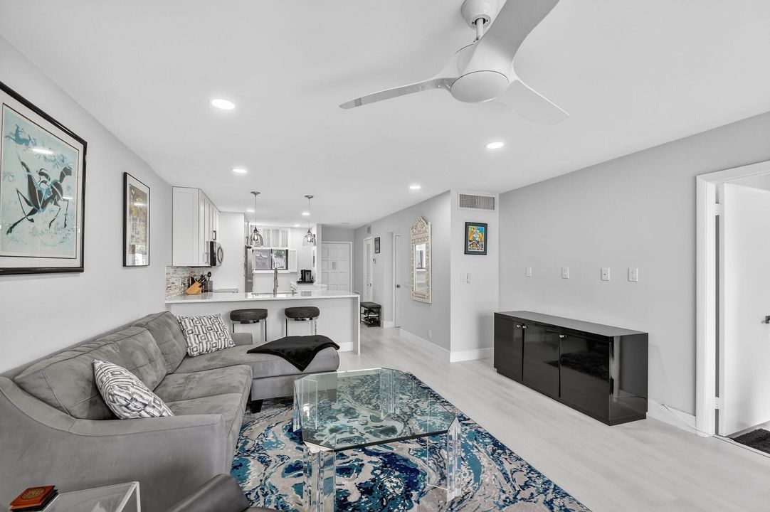 待售: $235,000 (2 贝兹, 2 浴室, 1005 平方英尺)