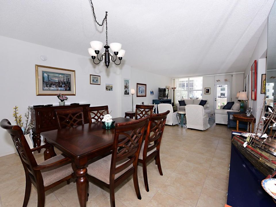 For Rent: $2,700 (1 beds, 1 baths, 1008 Square Feet)