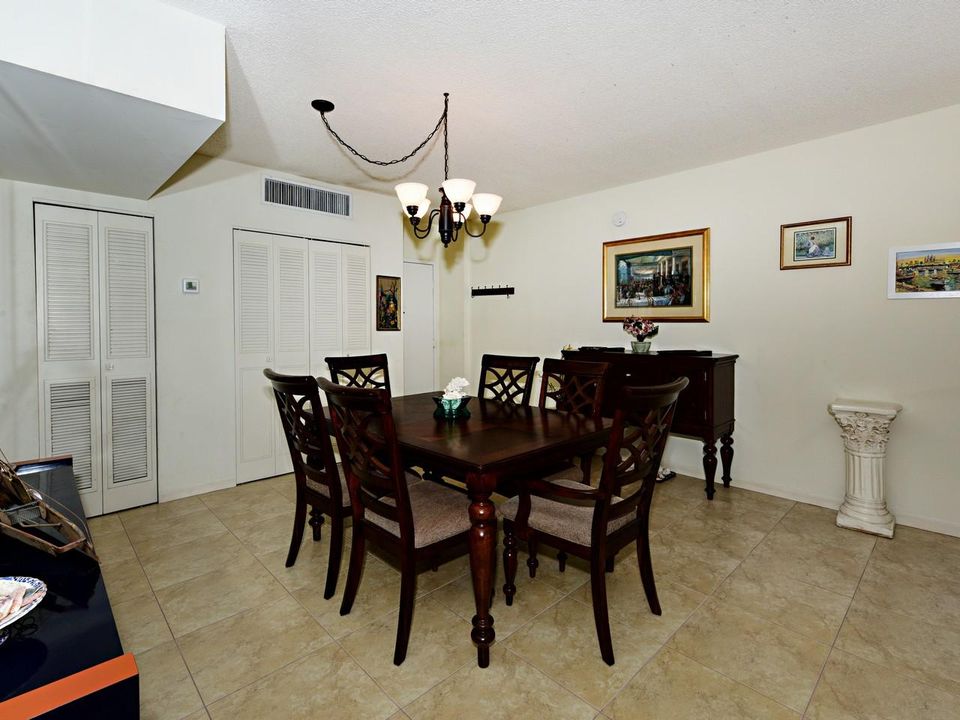 For Rent: $2,700 (1 beds, 1 baths, 1008 Square Feet)