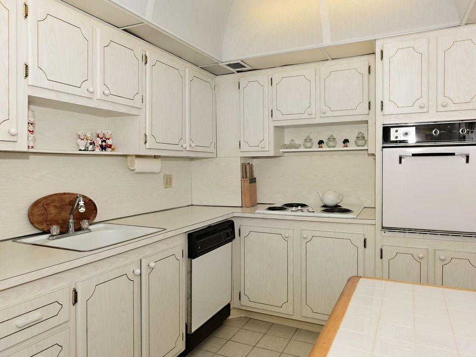 For Rent: $2,700 (1 beds, 1 baths, 1008 Square Feet)