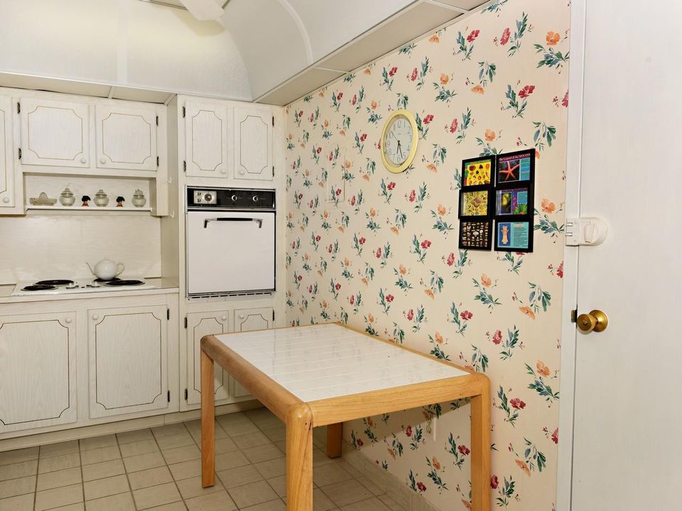 For Rent: $2,700 (1 beds, 1 baths, 1008 Square Feet)