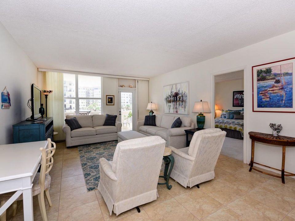 For Rent: $2,700 (1 beds, 1 baths, 1008 Square Feet)