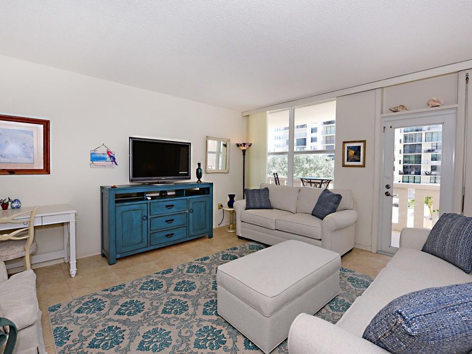 For Rent: $2,700 (1 beds, 1 baths, 1008 Square Feet)