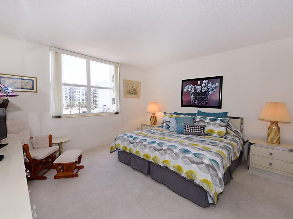 For Rent: $2,700 (1 beds, 1 baths, 1008 Square Feet)