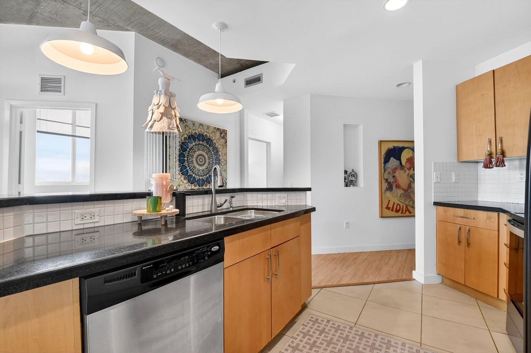 На продажу: $649,500 (3 спален, 2 ванн, 1377 Квадратных фут)