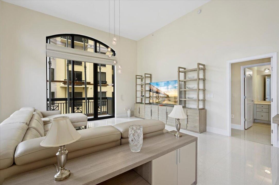 待售: $5,950,000 (2 贝兹, 2 浴室, 2117 平方英尺)