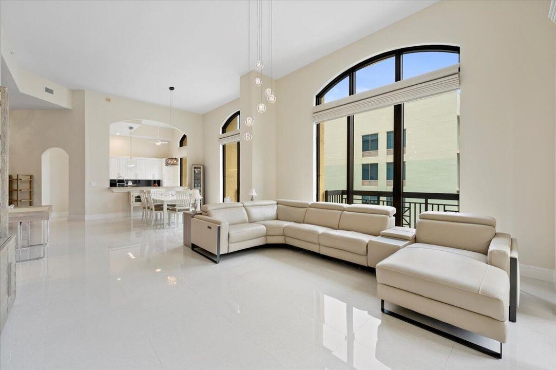 待售: $5,950,000 (2 贝兹, 2 浴室, 2117 平方英尺)