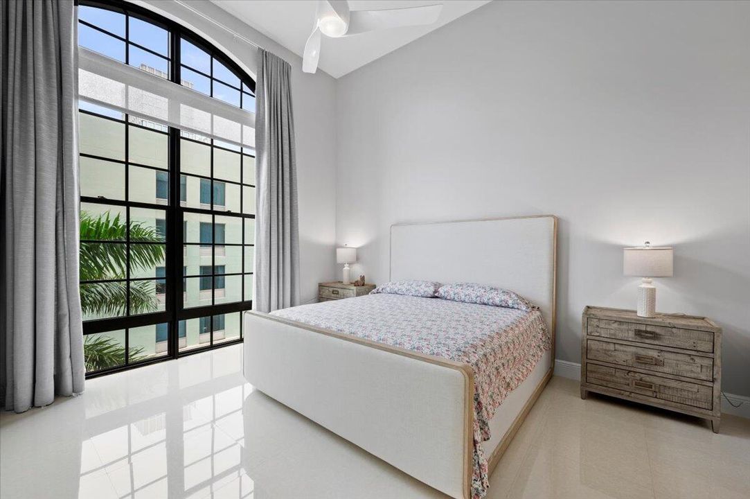 待售: $5,950,000 (2 贝兹, 2 浴室, 2117 平方英尺)