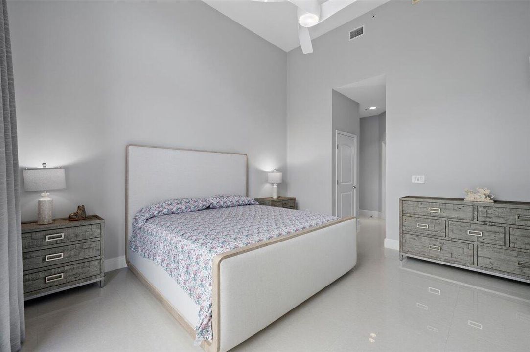 待售: $5,950,000 (2 贝兹, 2 浴室, 2117 平方英尺)