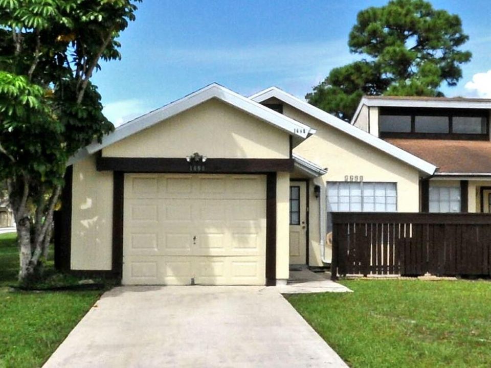 For Sale: $225,000 (2 beds, 2 baths, 920 Square Feet)