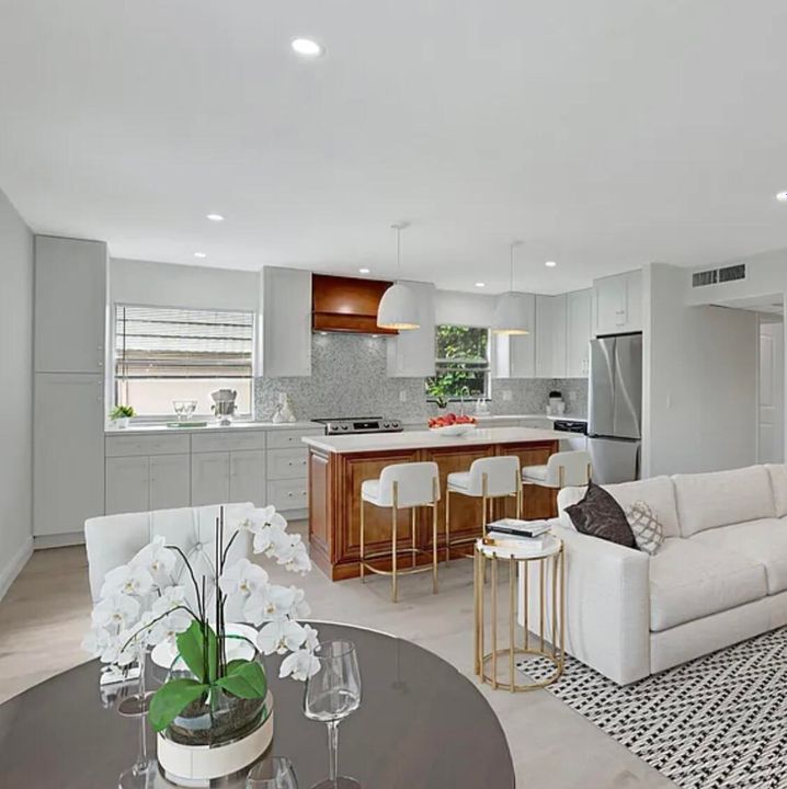 For Sale: $139,999 (2 beds, 2 baths, 880 Square Feet)