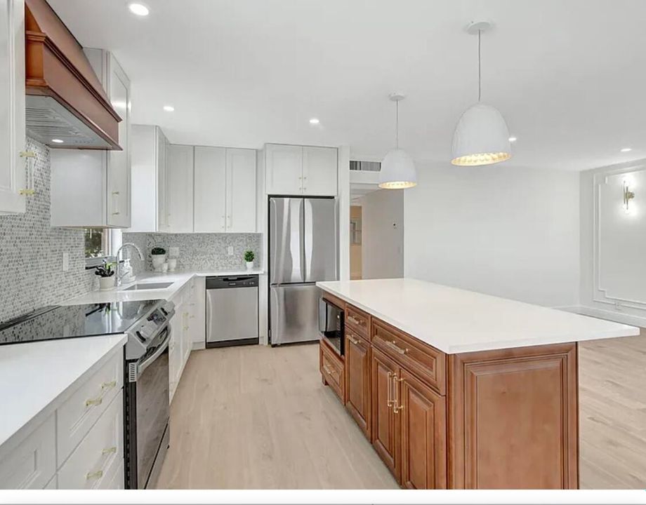 For Sale: $139,999 (2 beds, 2 baths, 880 Square Feet)