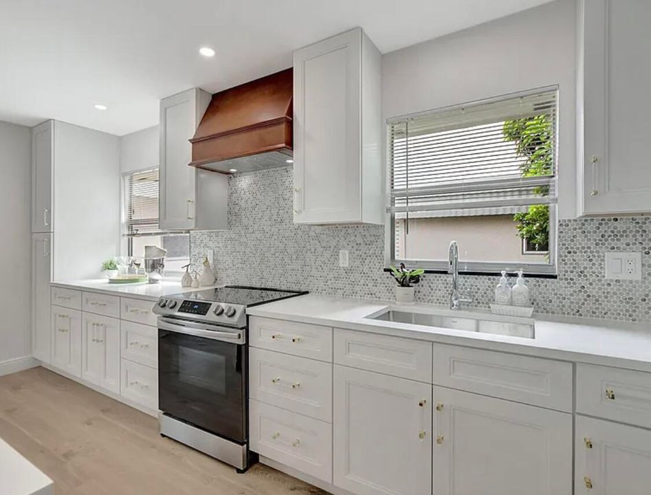 For Sale: $139,999 (2 beds, 2 baths, 880 Square Feet)