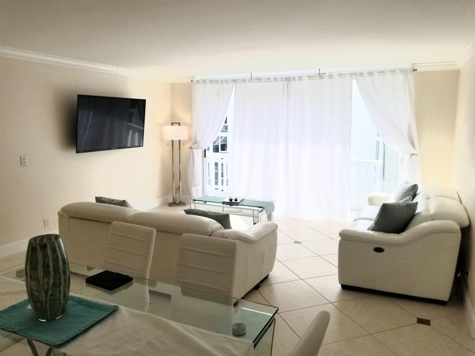 For Rent: $4,000 (2 beds, 2 baths, 1140 Square Feet)