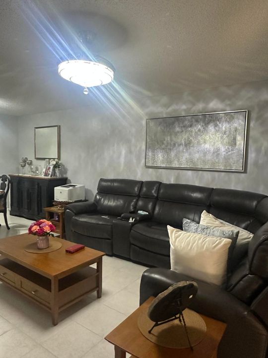 待售: $240,000 (2 贝兹, 2 浴室, 941 平方英尺)