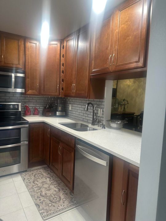 待售: $240,000 (2 贝兹, 2 浴室, 941 平方英尺)