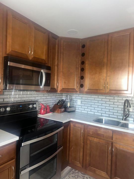 待售: $240,000 (2 贝兹, 2 浴室, 941 平方英尺)