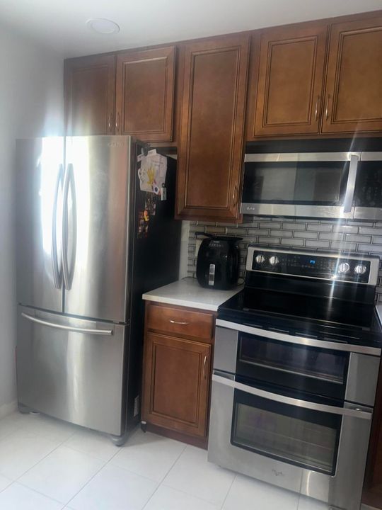 待售: $240,000 (2 贝兹, 2 浴室, 941 平方英尺)