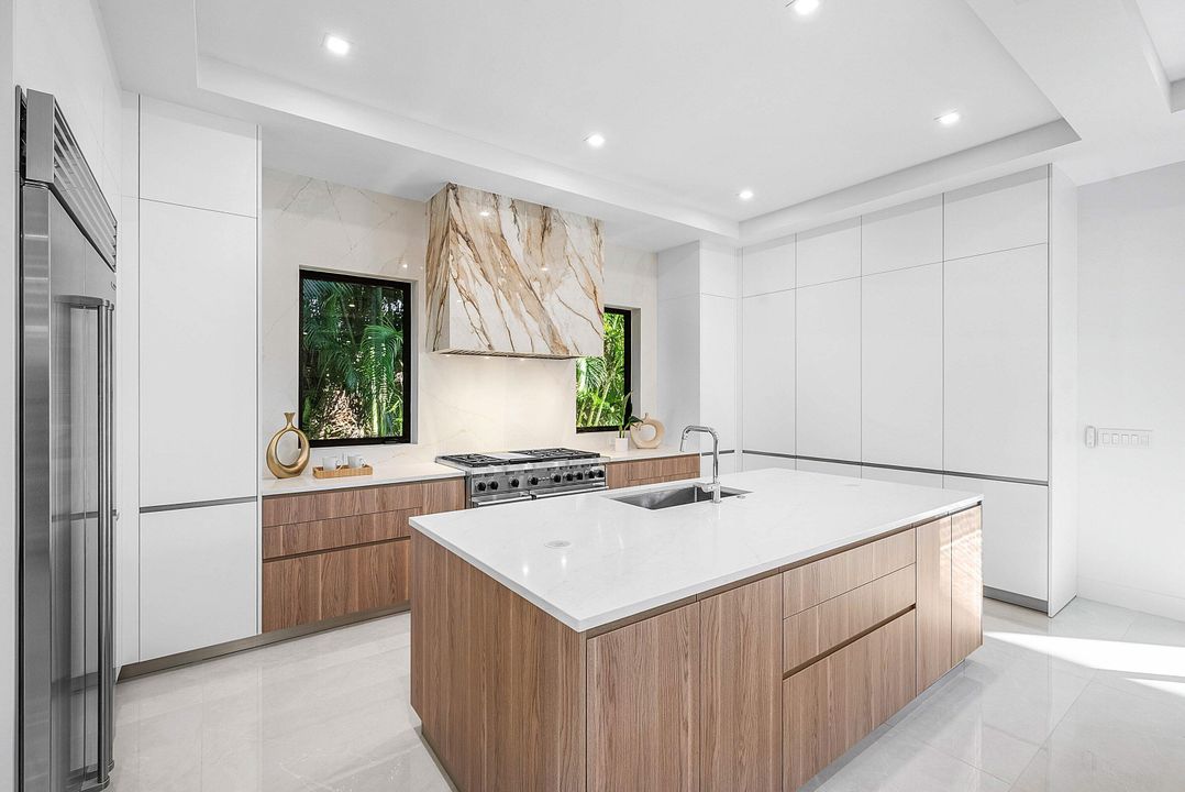 На продажу: $6,000,000 (5 спален, 5 ванн, 5147 Квадратных фут)