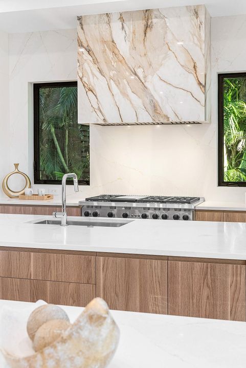 На продажу: $6,000,000 (5 спален, 5 ванн, 5147 Квадратных фут)